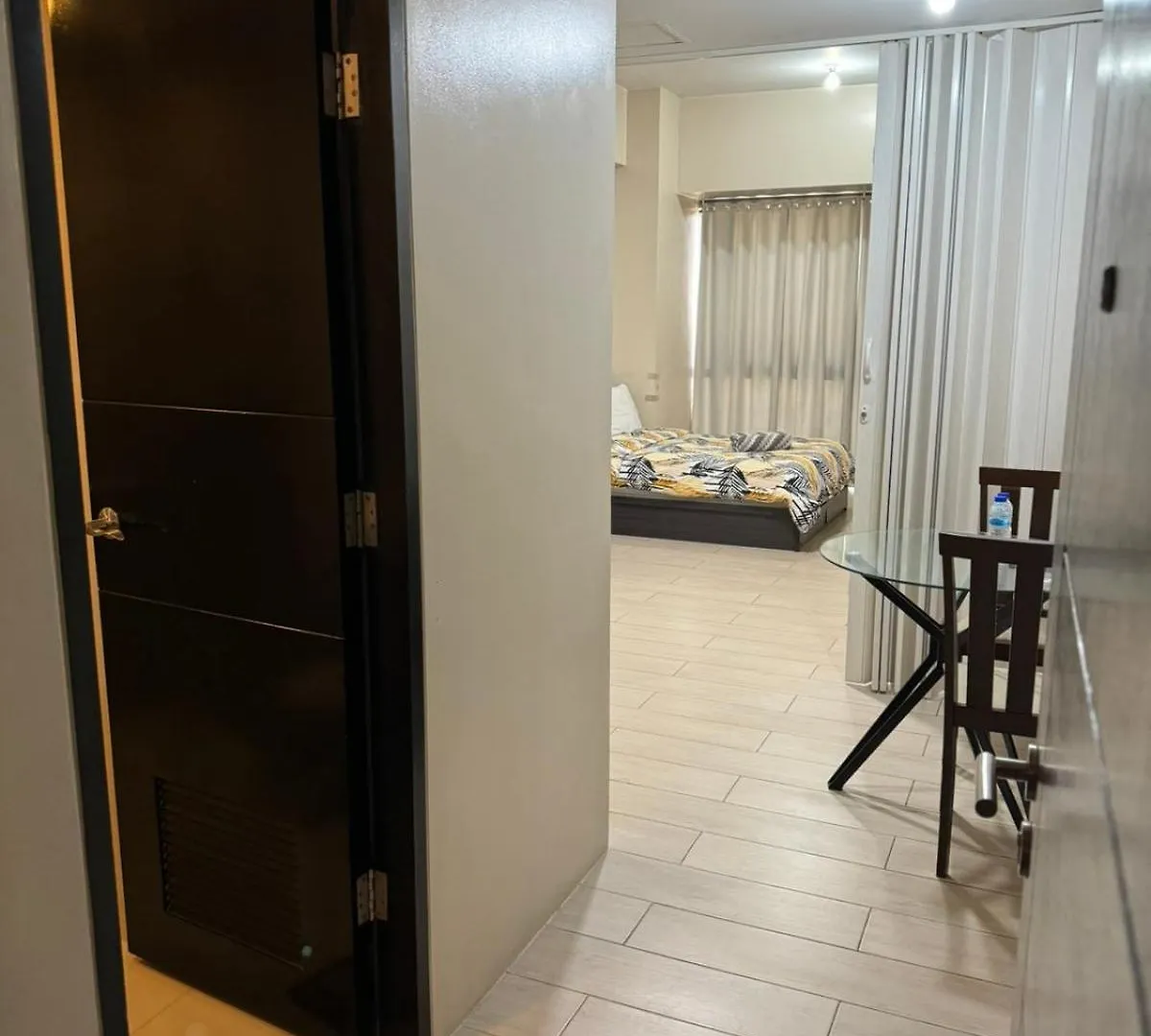 Henry'S Newport Condotel Pasay Hotel